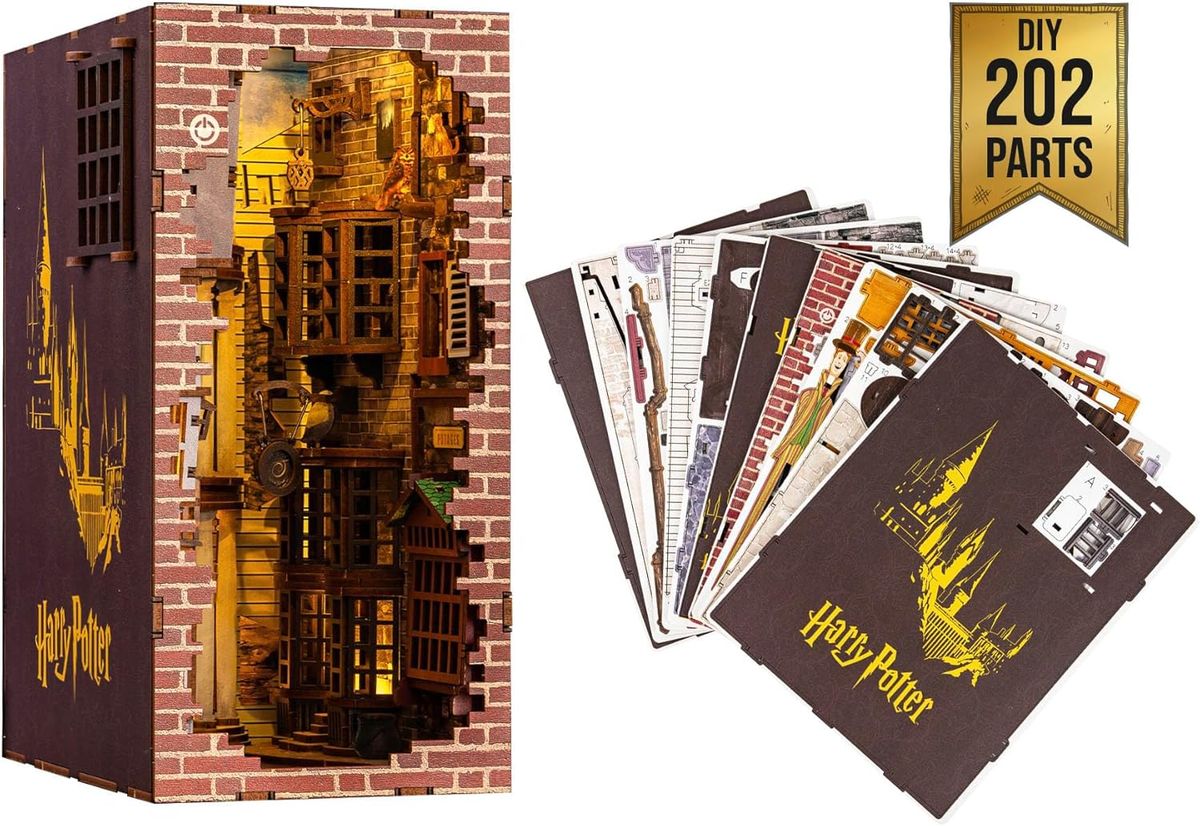 Harry Potter - Diagon Alley - Tiny Adventures Book Nook mini diorama