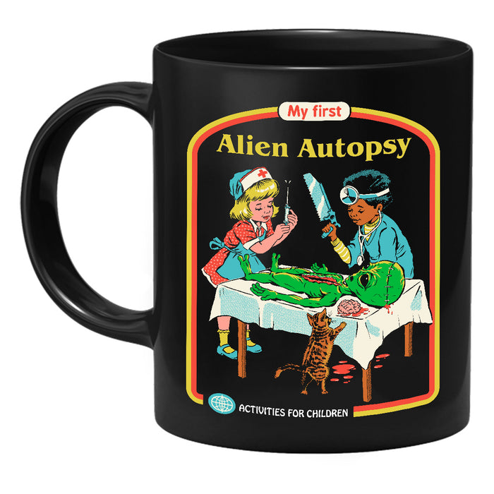 Steven Rhodes - My First Alien Autopsy - Tasse | yvolve Shop