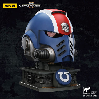 Warhammer 40,000 - Space Marine 2 Ultramarines Lieutenant Titus - replica helmet with stand