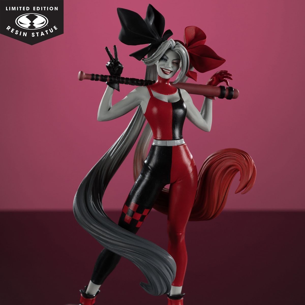 Batman - DC Direct Harley Quinn: Red, White & Black Statue 1/10 Harley Quinn by Alex Garner - Figur
